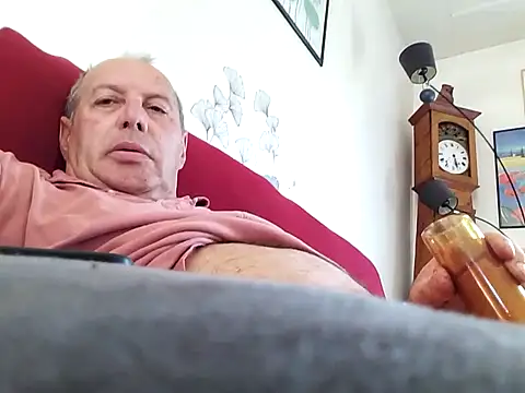 Snapshot of Vince072 chatting on 04-10-26, 11:39 Vince072 online show from 04-10-26, 11:39