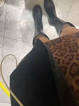 xiaoyuan01 online show from 11-06-25, 04:05