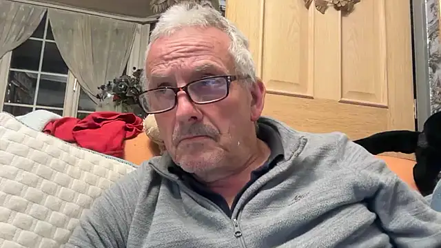 poggles online show from 10-10-25, 07:04