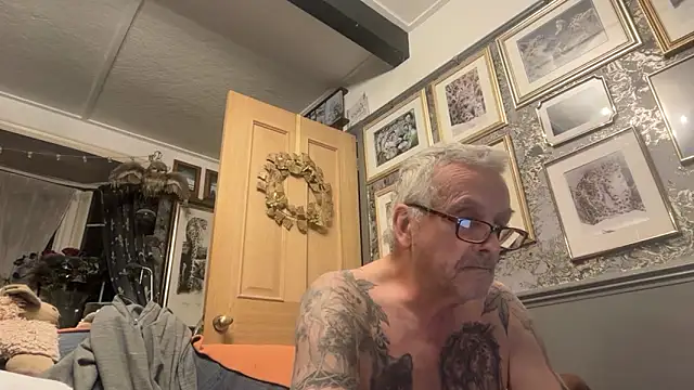 Snapshot of poggles chatting on 03-25-26, 10:30 poggles online show from 03-25-26, 10:30