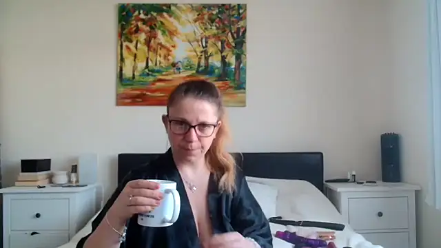 Snapshot of 32h_busty chatting on 03-15-26, 10:00 32h busty online show from 03-15-26, 10:00