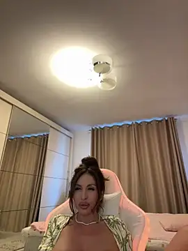 Snapshot of LunaBex chatting on 06-02-26, 04:01 LunaBex online show from 06-02-26, 04:01