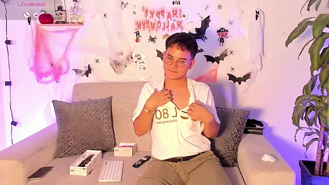 Snapshot of Young_Ben chatting on 10-24-25, 01:04 Young Ben online show from 10-24-25, 01:04