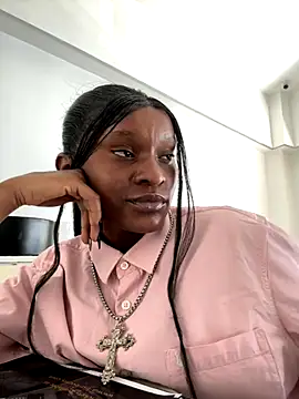 Snapshot of Lil-shawrie chatting on 10-07-25, 11:00 Lil-shawrie online show from 10-07-25, 11:00