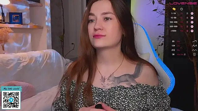 Snapshot of mia_here chatting on 10-21-25, 11:09 mia here online show from 10-21-25, 11:09