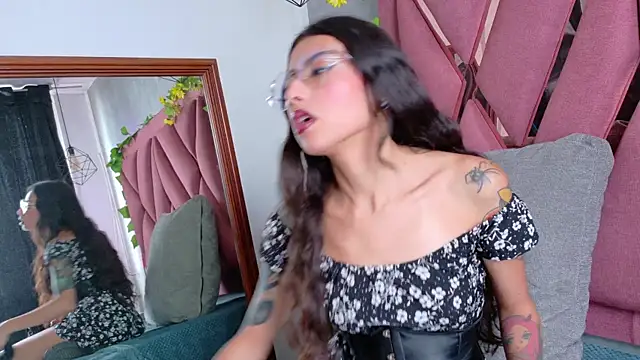 viollettaa  online show from 12-21-25, 08:09