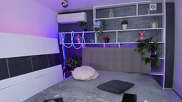 ChristyBrook online show from 04-11-26, 06:22