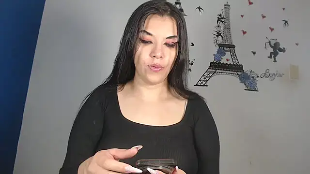 Snapshot of IVONNE_SEX chatting on 09-27-25, 10:05 IVONNE SEX online show from 09-27-25, 10:05