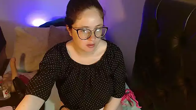 Snapshot of KrystalAdams chatting on 09-16-25, 12:28 KrystalAdams online show from 09-16-25, 12:28