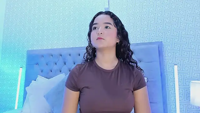 Evaa Lunna  online show from 11-15-25, 07:18