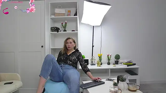 Snapshot of Anna_glamlovely chatting on 10-19-25, 04:59 Anna glamlovely online show from 10-19-25, 04:59