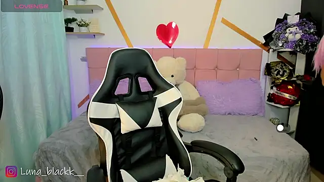 Luna blackk online show from 04-12-26, 11:52