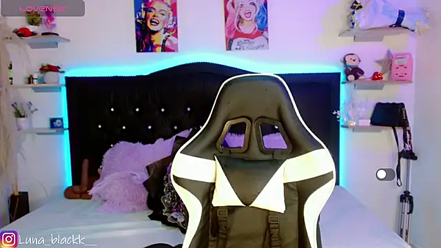 Luna blackk online show from 10-23-25, 09:02