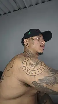 Snapshot of David_tatto1 chatting on 05-14-26, 01:35 David tatto1 online show from 05-14-26, 01:35