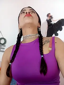 Fox Roxxan online show from 11-18-25, 01:10