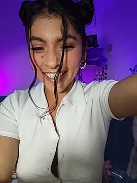 Snapshot of Fox_Roxxan chatting on 06-16-26, 02:22 Fox Roxxan online show from 06-16-26, 02:22