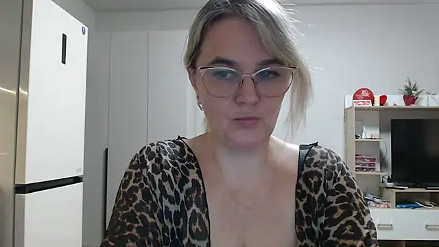Snapshot of EleanoraDream chatting on 04-27-26, 10:57 EleanoraDream online show from 04-27-26, 10:57