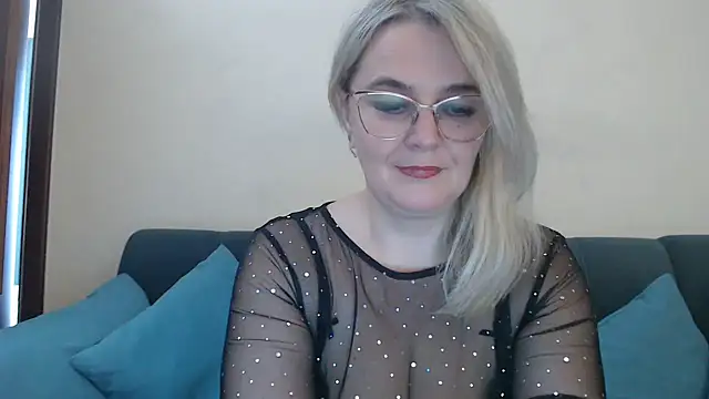 Snapshot of EleanoraDream chatting on 05-24-26, 01:00 EleanoraDream online show from 05-24-26, 01:00