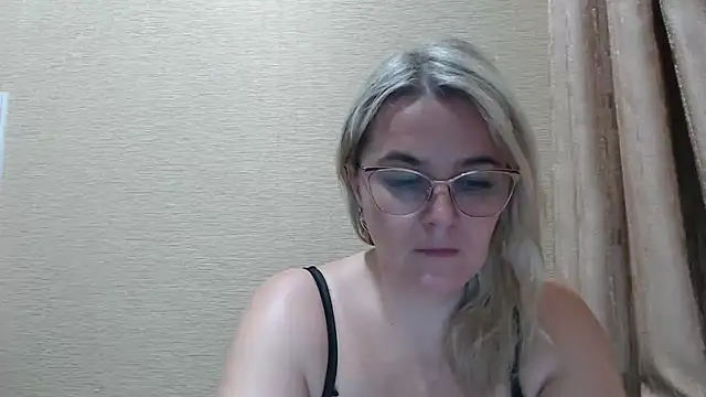 Snapshot of EleanoraDream chatting on 05-30-26, 04:56 EleanoraDream online show from 05-30-26, 04:56