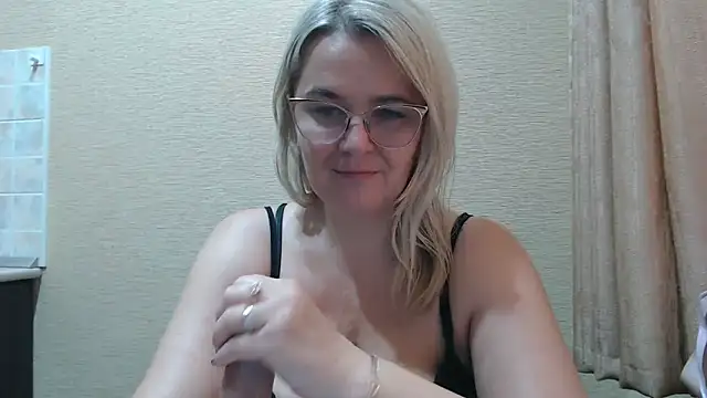 Snapshot of EleanoraDream chatting on 05-27-26, 07:05 EleanoraDream online show from 05-27-26, 07:05