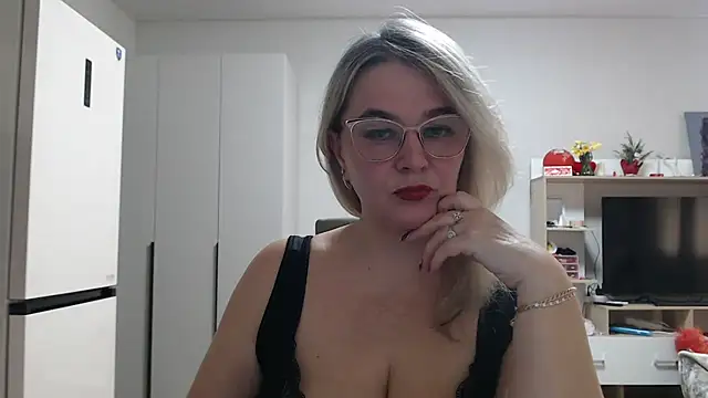 Snapshot of EleanoraDream chatting on 04-30-26, 11:28 EleanoraDream online show from 04-30-26, 11:28