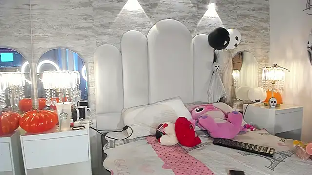 Yassy vazquez online show from 10-22-25, 07:35