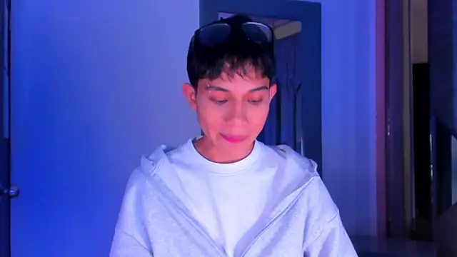 Snapshot of Sebax_Young chatting on 04-17-26, 04:37 Sebax Young online show from 04-17-26, 04:37