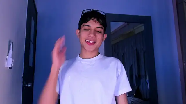 Snapshot of Sebax_Young chatting on 02-25-26, 08:30 Sebax Young online show from 02-25-26, 08:30