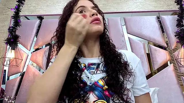 ThaliaCross online show from 11-18-25, 08:01