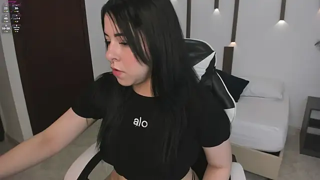 Snapshot of emma_fhox chatting on 02-26-26, 02:11 emma fhox online show from 02-26-26, 02:11