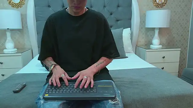 ZoeKrug online show from 11-09-25, 12:20