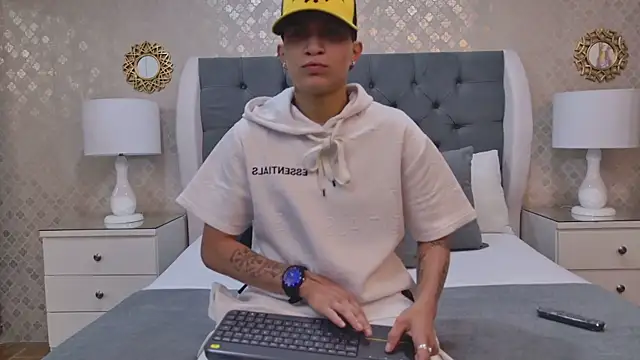 ZoeKrug online show from 11-06-25, 11:36