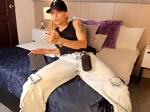 ZoeKrug online show from 02-12-26, 01:00