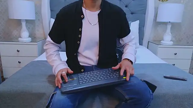 ZoeKrug online show from 10-25-25, 11:53