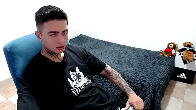 Snapshot of santii_ss chatting on 10-21-25, 12:43 santii ss online show from 10-21-25, 12:43