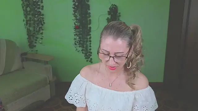 Snapshot of Habibi_Honeyy chatting on 06-08-26, 01:00 Habibi Honeyy online show from 06-08-26, 01:00