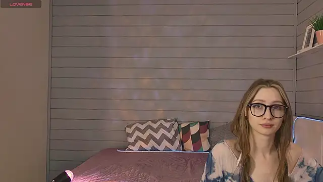 Vikki wyye online show from 10-22-25, 06:13