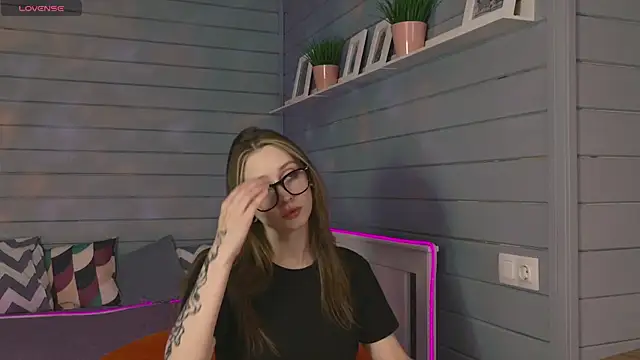 Vikki wyye online show from 10-18-25, 05:42