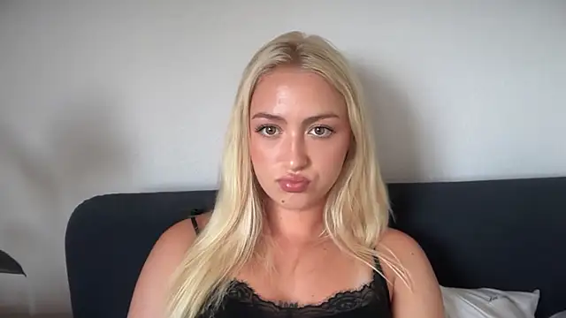 Snapshot of Kitty_Swetty chatting on 07-11-26, 05:24 Kitty Swetty online show from 07-11-26, 05:24