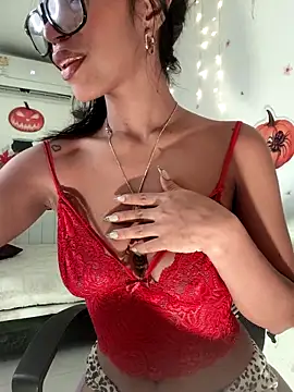 Snapshot of LeilaEbony chatting on 10-11-25, 12:39 LeilaEbony online show from 10-11-25, 12:39