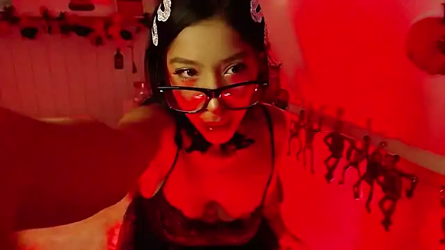 Snapshot of LeilaEbony chatting on 10-19-25, 02:09 LeilaEbony online show from 10-19-25, 02:09