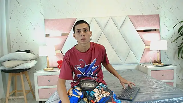 Zoelucas online show from 10-13-25, 07:04