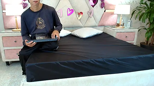 Zoelucas online show from 09-18-25, 07:06