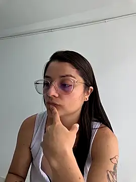 Snapshot of Coralinne__ chatting on 04-11-26, 03:38 Coralinne online show from 04-11-26, 03:38