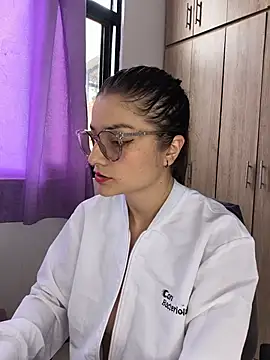 Coralinne   online show from 07-04-26, 04:00