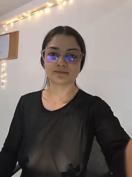 Snapshot of Coralinne__ chatting on 05-27-26, 01:04 Coralinne online show from 05-27-26, 01:04