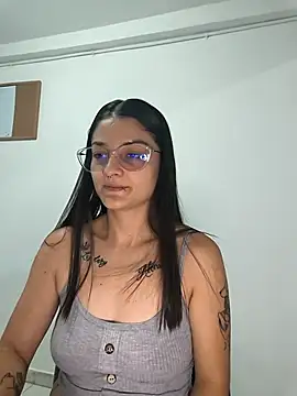 Snapshot of Coralinne__ chatting on 04-26-26, 01:03 Coralinne online show from 04-26-26, 01:03