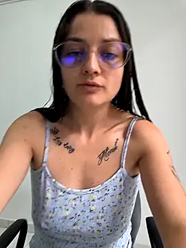 Snapshot of Coralinne__ chatting on 04-19-26, 03:35 Coralinne online show from 04-19-26, 03:35