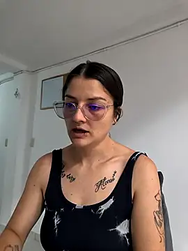 Snapshot of Coralinne__ chatting on 05-04-26, 03:04 Coralinne online show from 05-04-26, 03:04