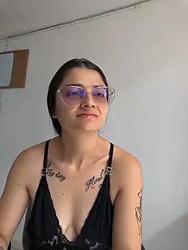 Snapshot of Coralinne__ chatting on 05-25-26, 04:38 Coralinne online show from 05-25-26, 04:38